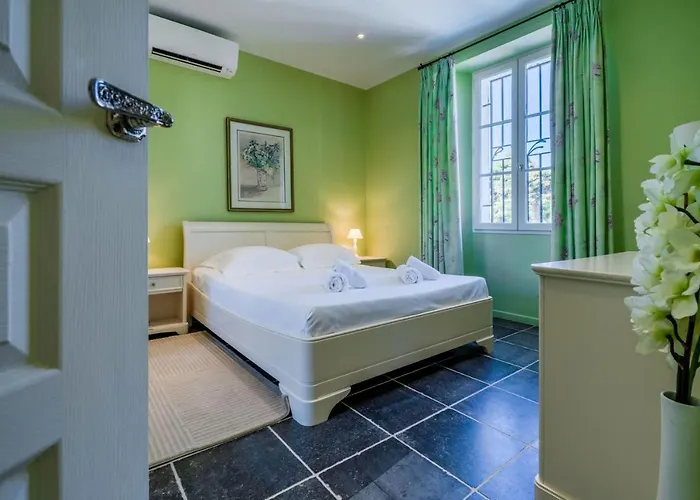 In Cap D'antibes Near Beaches Villa *